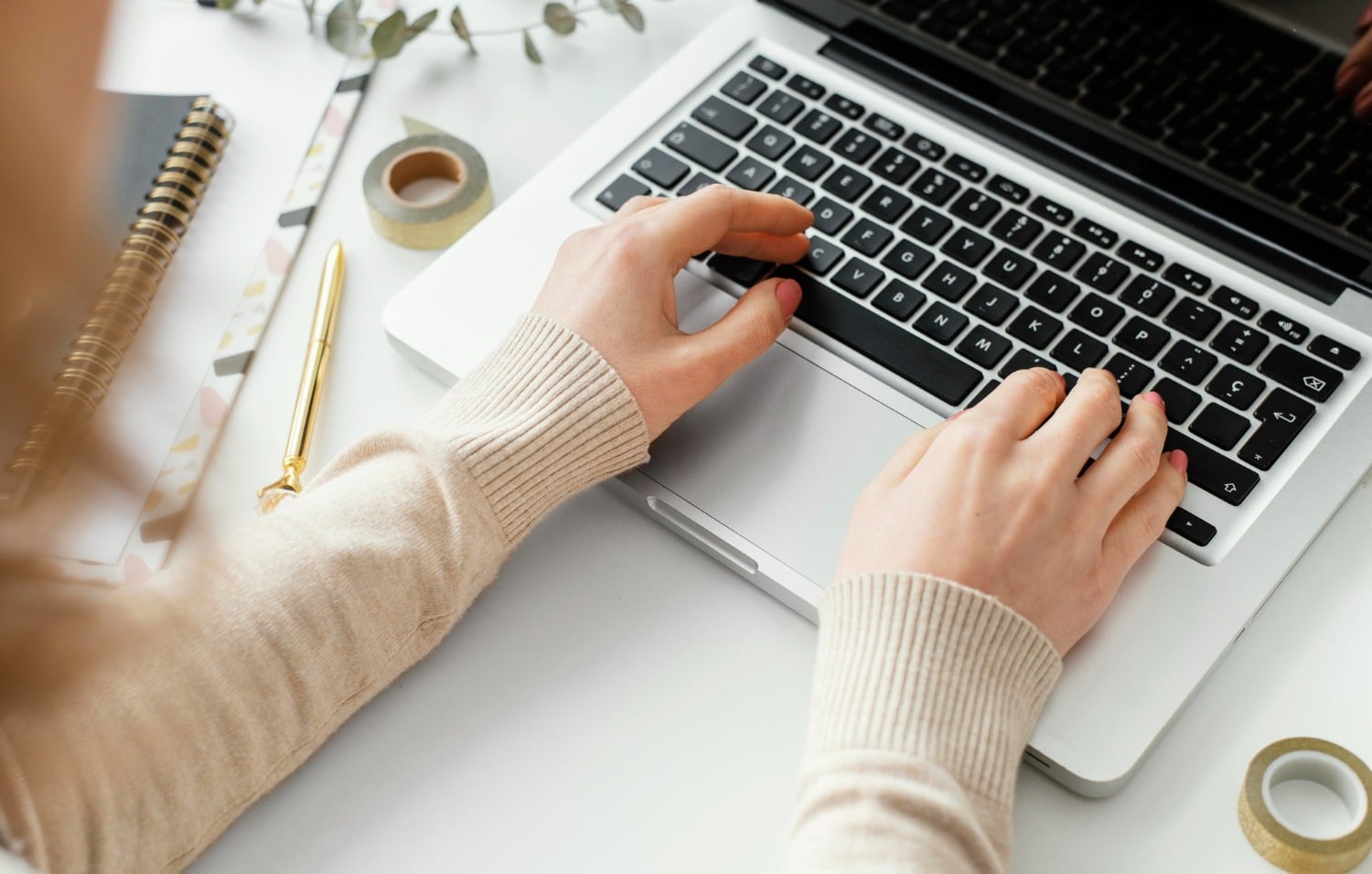 una persona escribiendo en su ordenador