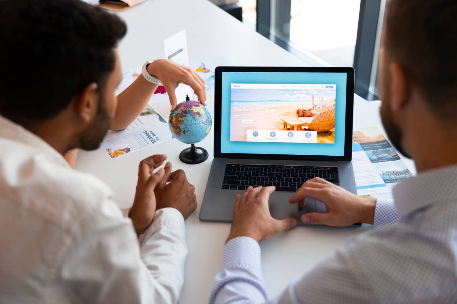 dos hombres trabajando en un ordenador